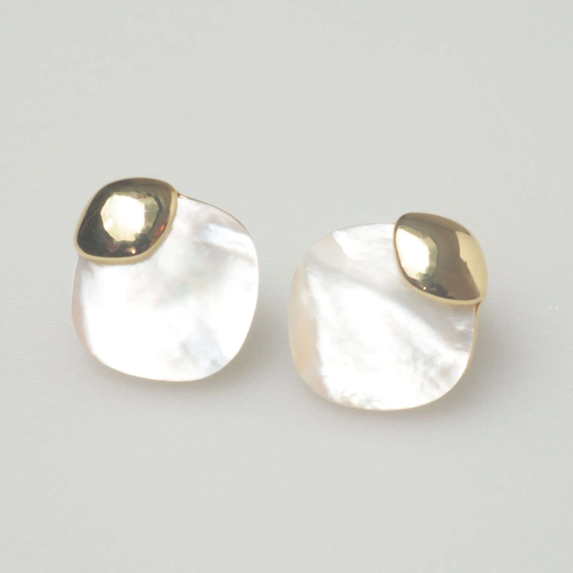Arete Casual en Forma de Almeja Precoz AT5291