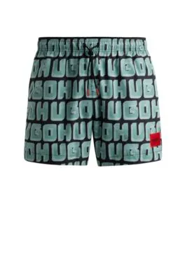 Bañador tipo shorts de secado rápido con logo estampado por toda la prenda