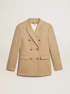 Blazer de cierre cruzado de mujer en color arena con botones heráldicos dorados
