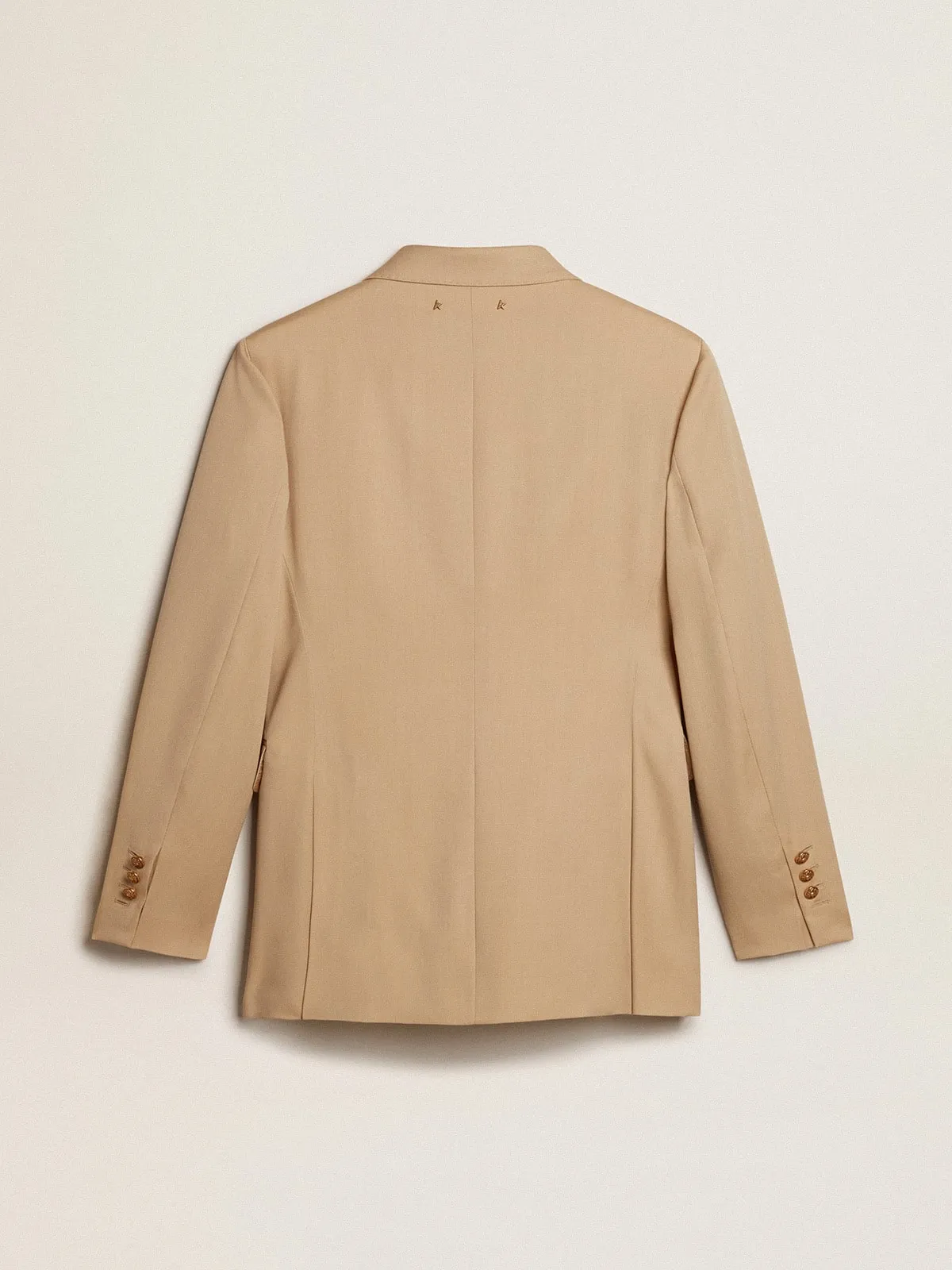 Blazer de cierre cruzado de mujer en color arena con botones heráldicos dorados