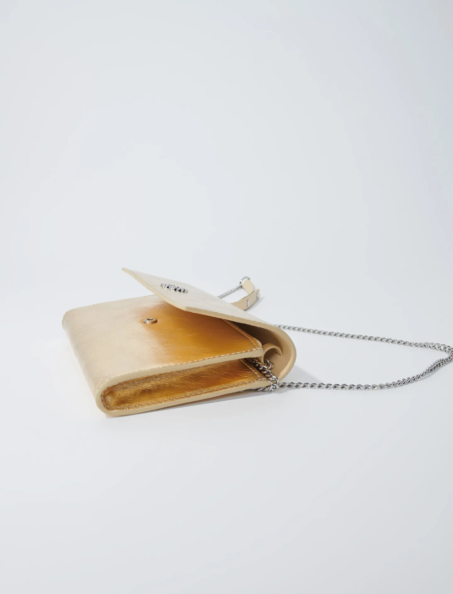 Cartera con cadena de piel
