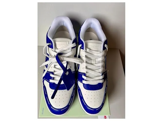Fuera de la oficina de Off White, puntadas sartoriales azules. 