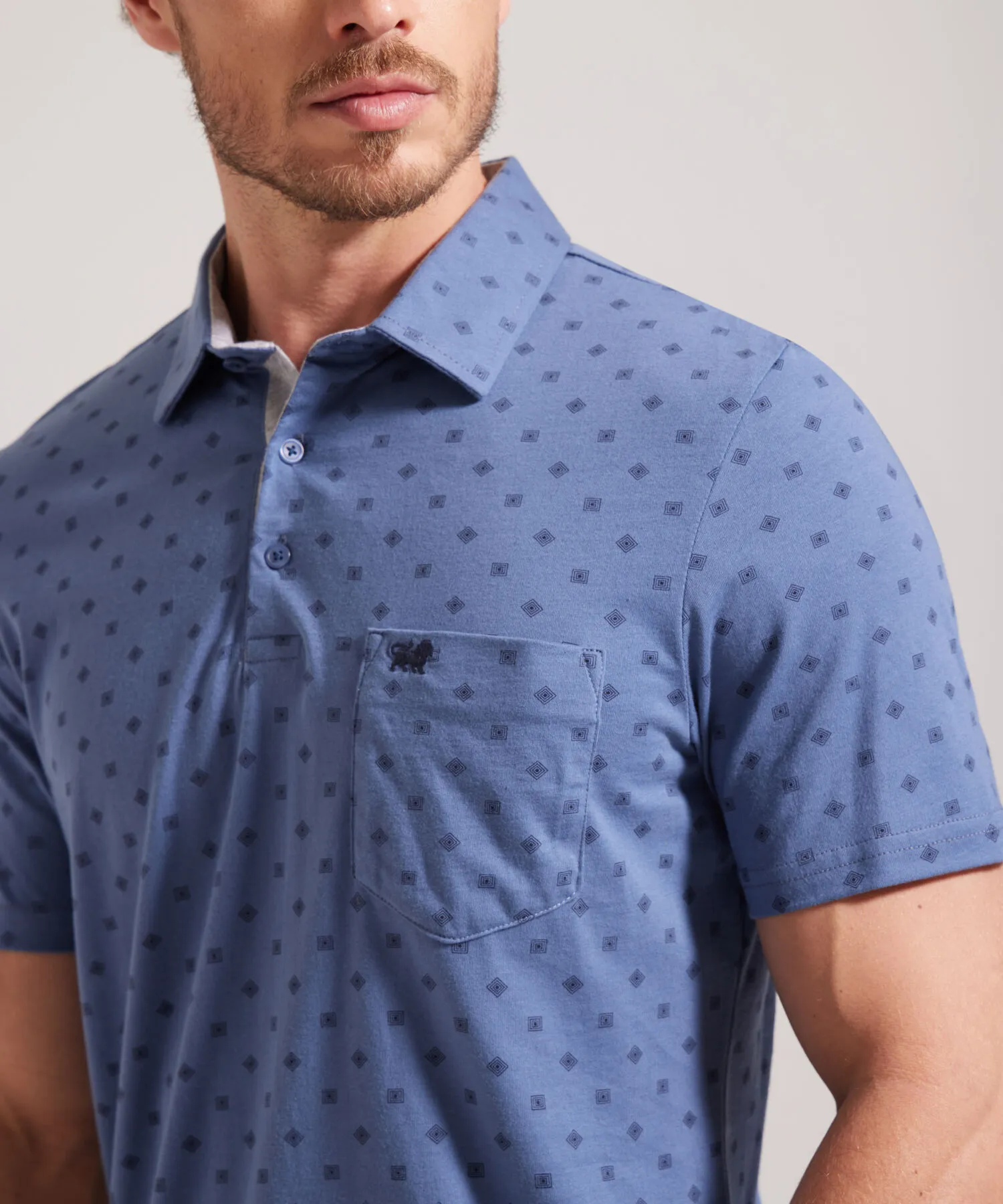 Polo Estampada, Cuello Duro, Manga Corta Con Bolsillo, Silueta Regular Fit-