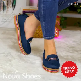 Zapatos Cerrados con Adorno Metálico: Hechos en dos tonos de tela de jean